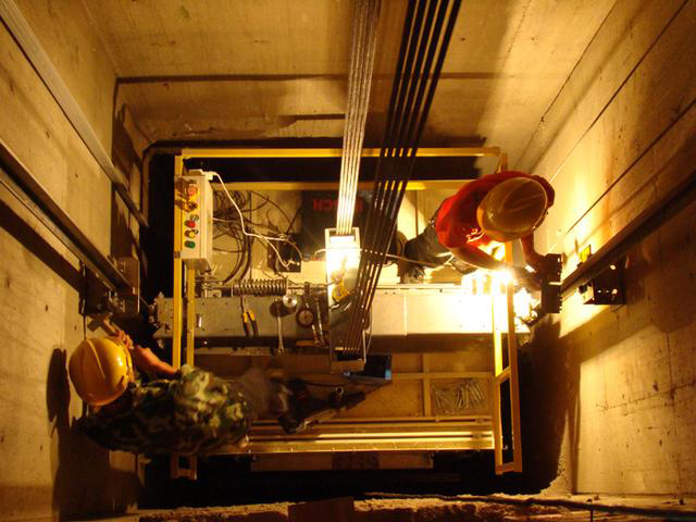 長沙電梯維修現場